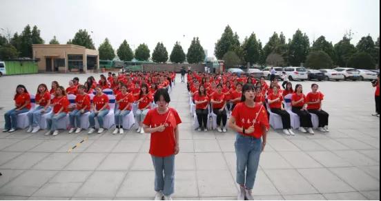 做白色的牛奶，創(chuàng)紅色的企業(yè)，花花牛乳業(yè)集團(tuán)青春歌會(huì)慶祝建黨100周年