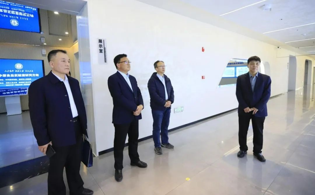 花花牛乳業(yè)集團黨委書記、董事長唐洪峰一行赴中原食品實驗室同中國工程院院士、中原食品實驗室主任任發(fā)政座談交流