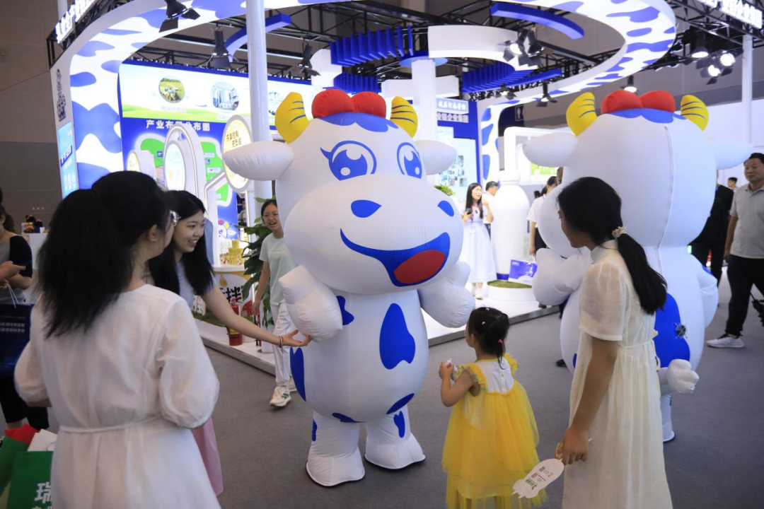 啟航新征程 點亮新賽道丨花花牛乳業(yè)集團(tuán)參加第十四屆中國奶業(yè)大會暨D20峰會，榮獲“中國乳制品生產(chǎn)企業(yè)現(xiàn)代化等級5A級”評定殊榮