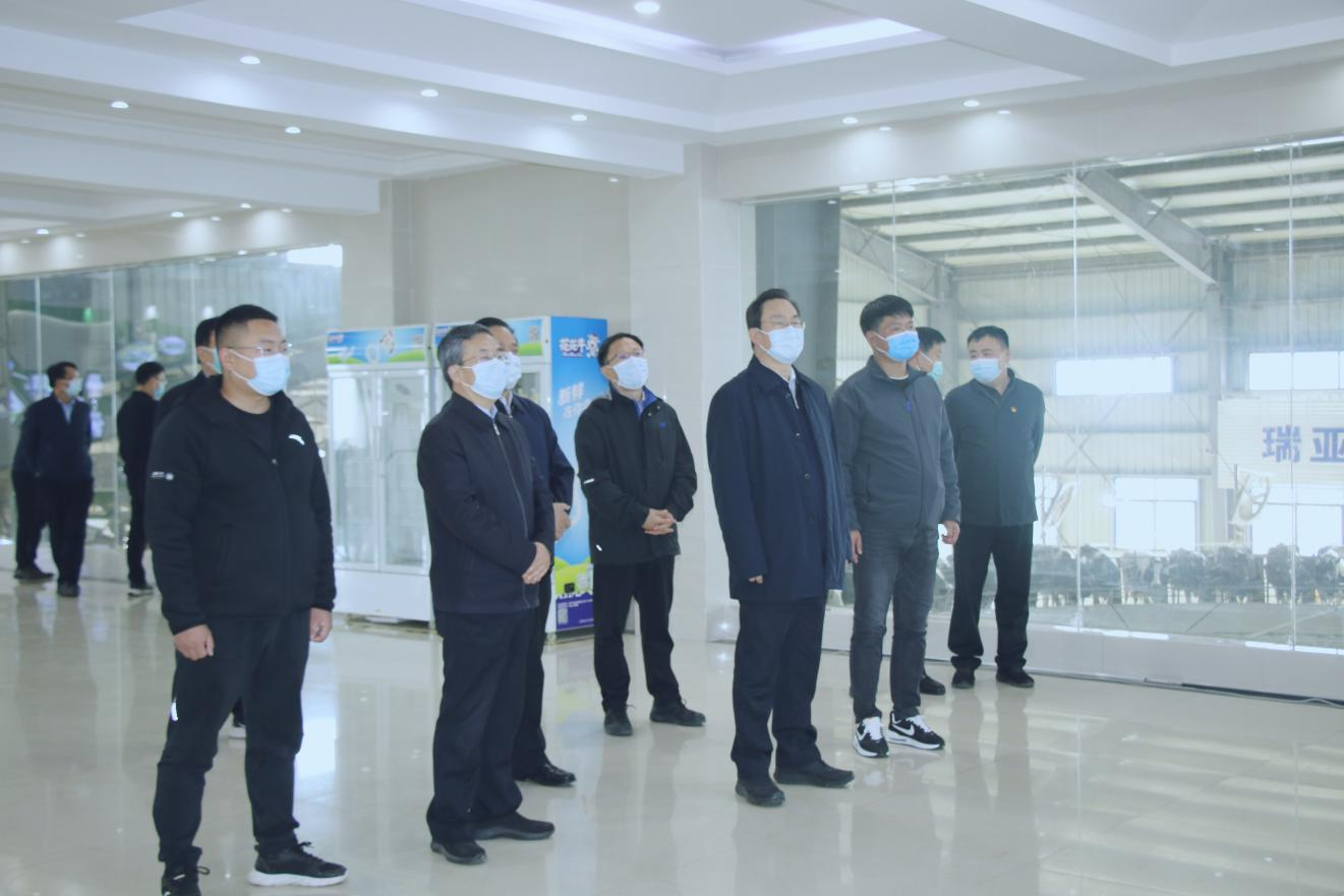 河南省人大常委會黨組書記、副主任孔昌生蒞臨花花牛魯山瑞亞牧場參觀調(diào)研