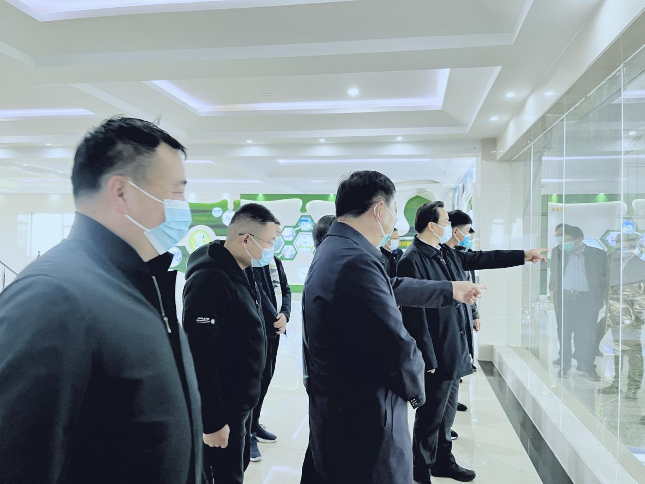 河南省人大常委會黨組書記、副主任孔昌生蒞臨花花牛魯山瑞亞牧場參觀調(diào)研