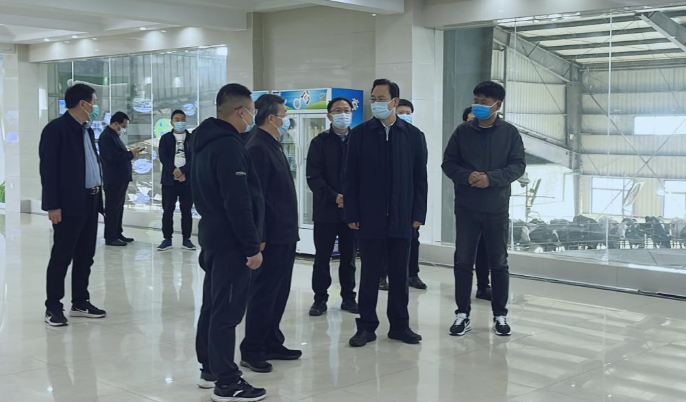 河南省人大常委會黨組書記、副主任孔昌生蒞臨花花牛魯山瑞亞牧場參觀調(diào)研