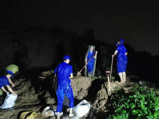 微光匯聚、風(fēng)雨同舟，我們一起扛！