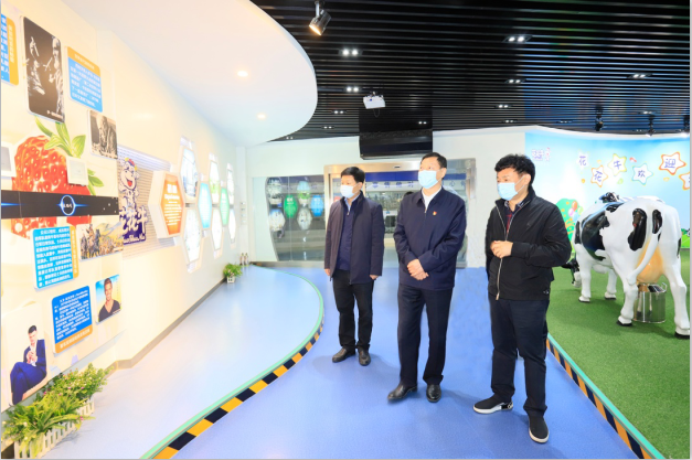 河南省委農(nóng)辦主任、農(nóng)業(yè)農(nóng)村廳廳長申延平一行調(diào)研河南花花牛乳業(yè)集團(tuán)
