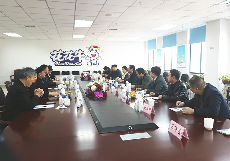 封丘縣縣長王獻臣一行蒞臨 花花牛集團養(yǎng)殖、乳品事業(yè)部參觀調研