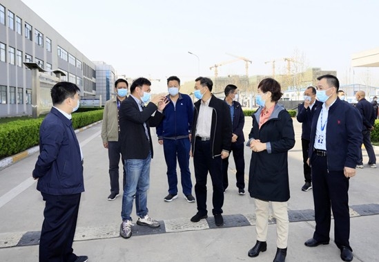 鄭州市人大副主任孫黎、市政府副市長(zhǎng)李喜安一行 蒞臨花花牛開展“三送一強(qiáng)”活動(dòng)